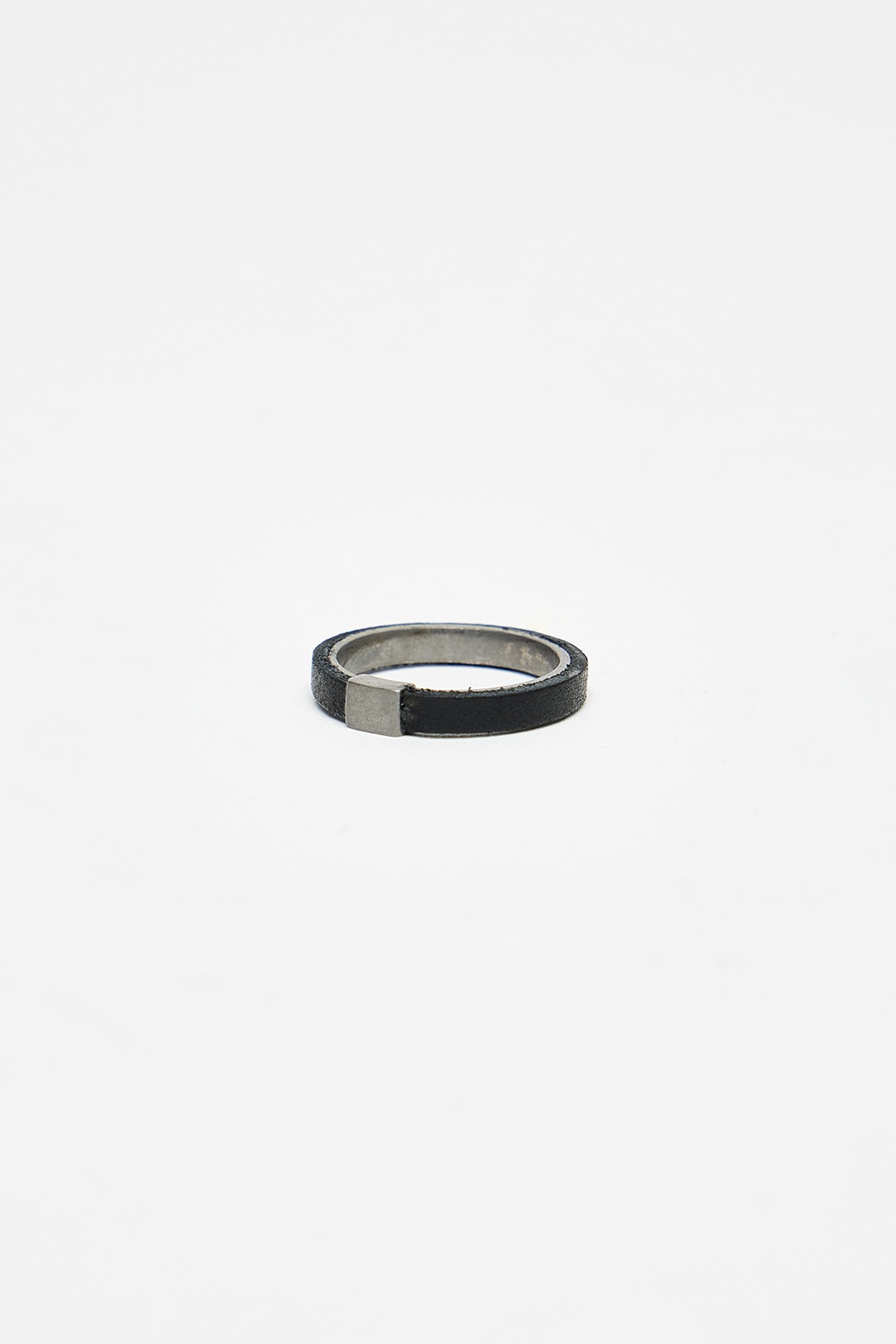 G-AN24 Ring With Leather Details - Black